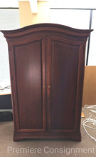 Load image into Gallery viewer, (6) Piece "Queen" Bedroom Suite...by Thomasville