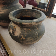 Load image into Gallery viewer, Medium Pottery Pot
